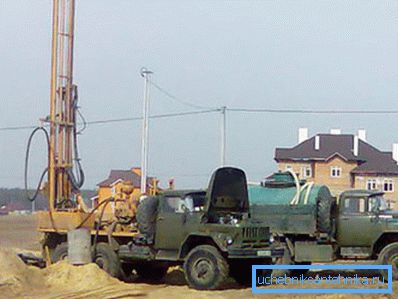 Комплект техники для бурения артезианских скважин. Фото