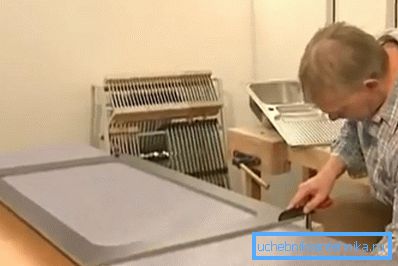 Крепление трафарета струбцинами Крепление трафарета струбцинами