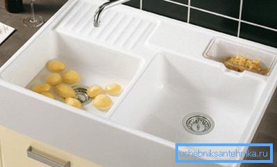 Крупная двойная мойка очень удобна Крупная двойная мойка очень удобна