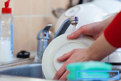 Кухонная мойка 40 см на 40 см вполне вмещает в себе грязную посуду, предназначенную для мытья Кухонная мойка 40 см на 40 см вполне вмещает в себе грязную посуду, предназначенную для мытья