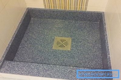 Квадратный поддон для душа из искусственного камня с трапом Квадратный поддон для душа из искусственного камня с трапом