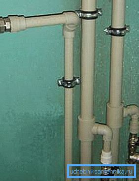 Любительское фото водопроводной системы из пластиковых труб в сборе