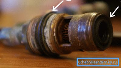 Места расположения резиновых прокладок на запорном механизме смесителя, при повреждении которых практически всегда возникает дефект данного типа Места расположения резиновых прокладок на запорном механизме смесителя, при повреждении которых практически всегда возникает дефект данного типа