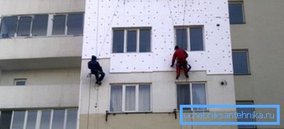 Многоквартирные дома все чаще снабжаются утепленными фасадами. Многоквартирные дома все чаще снабжаются утепленными фасадами.