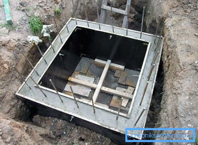 Монолитные колодцы требуют строительства сложных опалубок.