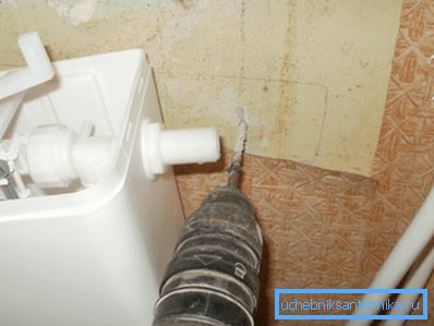 Монтаж пластикового сливного бачка на стеновую поверхность Монтаж пластикового сливного бачка на стеновую поверхность