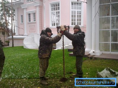 Можно арендовать небольшой ручной бур и проделать все работы самостоятельно (на фото) Можно арендовать небольшой ручной бур и проделать все работы самостоятельно (на фото)