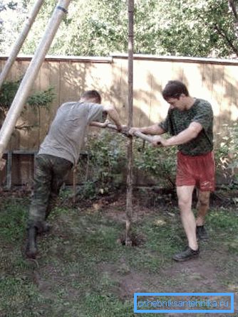 На фото – демократичный вариант бурения скважины под воду, не задействована ни одна единица техники. На фото – демократичный вариант бурения скважины под воду, не задействована ни одна единица техники.