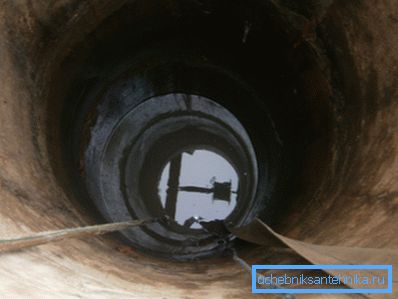 На фото- водозаборная шахта с погруженным насосом На фото- водозаборная шахта с погруженным насосом