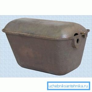 На фото – чугунный сливной бачок старого унитаза На фото – чугунный сливной бачок старого унитаза