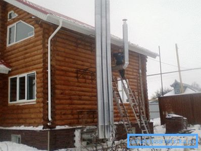 На фото – наружная вентиляция деревянного дома из металлических труб На фото – наружная вентиляция деревянного дома из металлических труб
