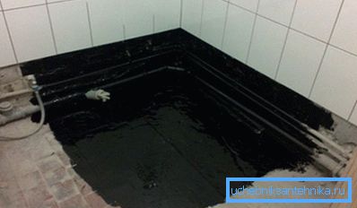На фото показана гидроизоляция пола и стен помещения. На фото показана гидроизоляция пола и стен помещения.
