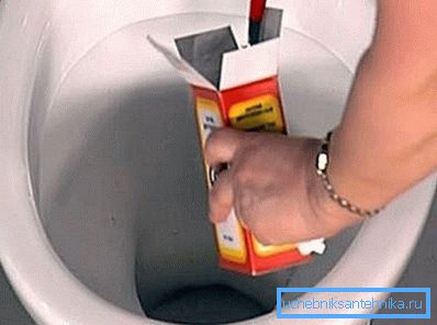 На фото - сода с уксусом способны устранить засор На фото - сода с уксусом способны устранить засор