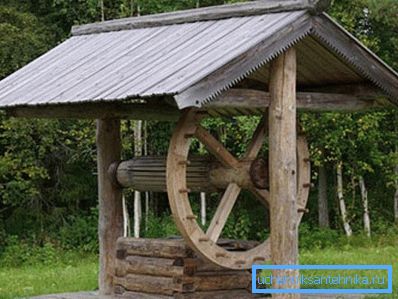 На фото типичная конструкция русского колодца. На фото типичная конструкция русского колодца.