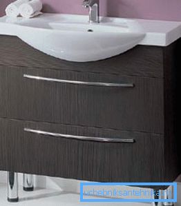 На фото - тумбочка с ножками. На фото - тумбочка с ножками.