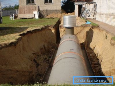 На фото – установка газгольдера в самом разгаре