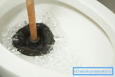 На фото вантуз – незаменимый помощник в санузле. На фото вантуз – незаменимый помощник в санузле.