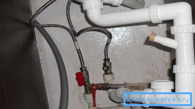 На фото - запорные краны позволят производить монтаж без отключения всей водоподающей системы На фото - запорные краны позволят производить монтаж без отключения всей водоподающей системы