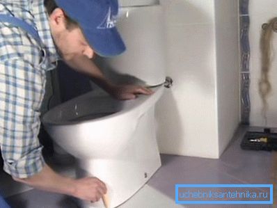 На полу должен получиться контур, соответствующий проектному положению унитаза На полу должен получиться контур, соответствующий проектному положению унитаза
