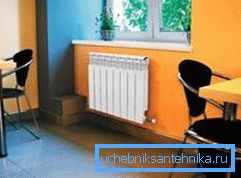 Наиболее эффективное место размещение радиатора - под окном