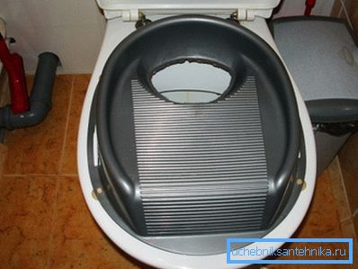 Накладка для кошек на унитаз с перфорированными кругами разной величины