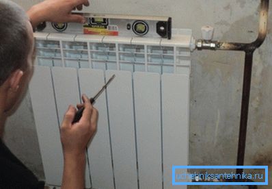 Настенная установка биметаллической батареи