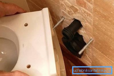 Настенные унитазы крепятся на стену с помощью специальных анкерных болтов