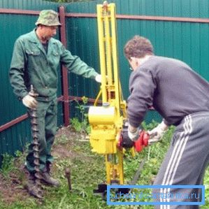 Небольшое устройство для бурения скважин и последующей забивки трубы Небольшое устройство для бурения скважин и последующей забивки трубы