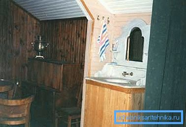 Некоторые мастера используют для подобных целей обычную тумбу с мойкой, над которой просто устанавливают бак с водой Некоторые мастера используют для подобных целей обычную тумбу с мойкой, над которой просто устанавливают бак с водой