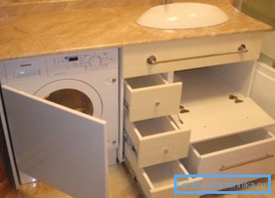 Некоторые мастера, создавая подобные конструкции, стараются сделать в них ниши, чтобы появилась возможность разместить в них бытовую технику