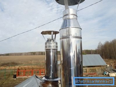 Очень часто применяется вариант, при котором изнутри дома используются трубы с наружным покрытием из нержавейки, а внутри – из оцинковки, это позволяет улучшить внешний вид уличного участка трубы и сэкономить на элементах, которых не видно Очень часто применяется вариант, при котором изнутри дома используются трубы с наружным покрытием из нержавейки, а внутри – из оцинковки, это позволяет улучшить внешний вид уличного участка трубы и сэкономить на элементах, которых не видно