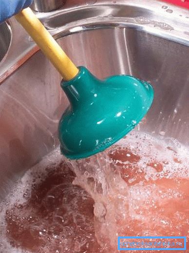 Очистка канализационной трубы с помощью воды и вантуза Очистка канализационной трубы с помощью воды и вантуза