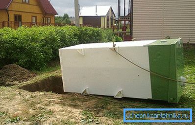 Опускание септика в яму вручную
