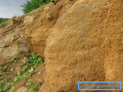 осадочные породы легко размываются грунтовыми водами. Зарастание скважины осадками неизбежно