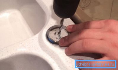 Отмечаем сверлом центр Отмечаем сверлом центр