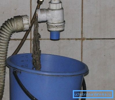 Отсоединяем гофру и откручиваем сифон.
