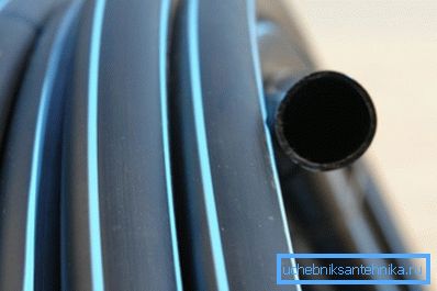 Пластиковая водопроводная труба ПНД свёрнутая в бухту