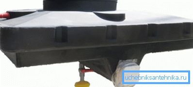 Пластиковый бак с нижней лейкой Пластиковый бак с нижней лейкой