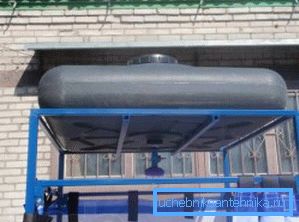 Плоский бак для воды способен заменить кровлю.