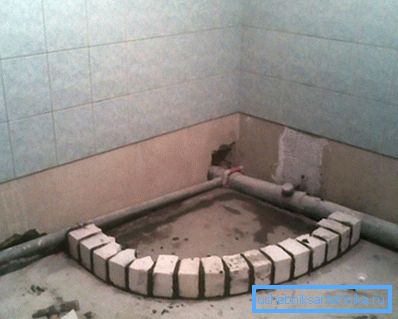 Подиум может быть выложен из кирпича Подиум может быть выложен из кирпича