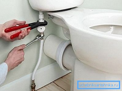 Подключаем водопровод. Подключаем водопровод.