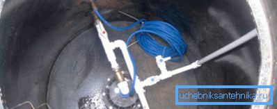 Подключаем водопроводные трубы к скважине. Подключаем водопроводные трубы к скважине.