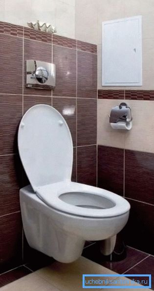 Подвесной унитаз экономит место за счет скрытого размещения сливного бачка