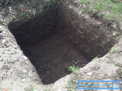 После выкапывания ямы ее стенки лучше укрепить с помощью досок После выкапывания ямы ее стенки лучше укрепить с помощью досок