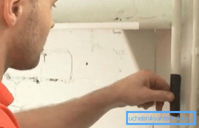 Поврежденную пластиковую трубу придется полностью заменить Поврежденную пластиковую трубу придется полностью заменить