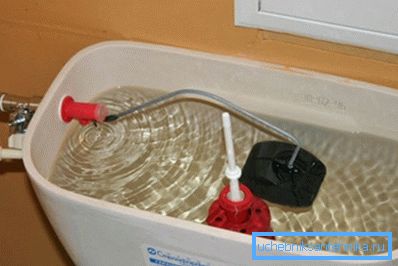 Превышение допустимого уровня воды в бачке также является причиной течи. Превышение допустимого уровня воды в бачке также является причиной течи.
