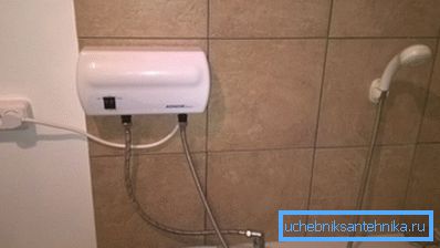 Прибор мощностью 3,5 КВт можно подключать к розетке, но с жесткими требованиями к проводке. Прибор мощностью 3,5 КВт можно подключать к розетке, но с жесткими требованиями к проводке.