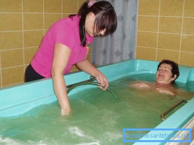 Приём водных процедур с подводным душем-массажем