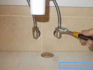 Прикручиваем шланги к водопроводу.