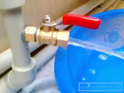 Пример удаления воды из радиатора отопления